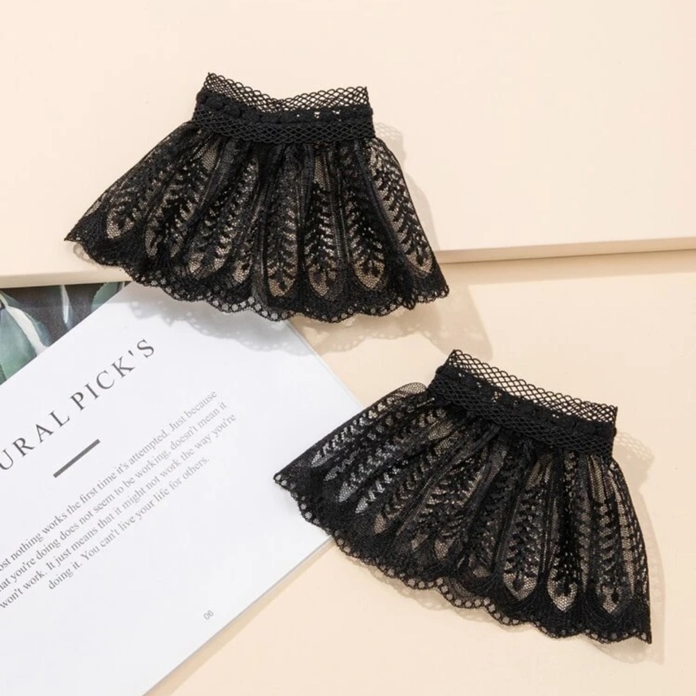 🎀 Lace Cuffs 🎀 - Picture 3 of 3